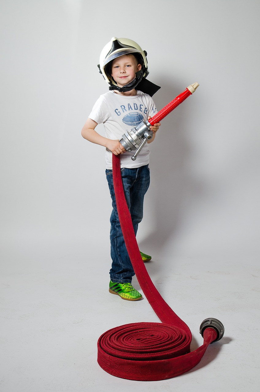 不愿让男消防员搀扶的背后